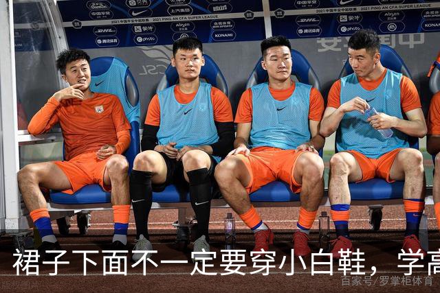 裙子下面不一定要穿小白鞋，学高圆圆、董洁这样穿，美得时髦优雅